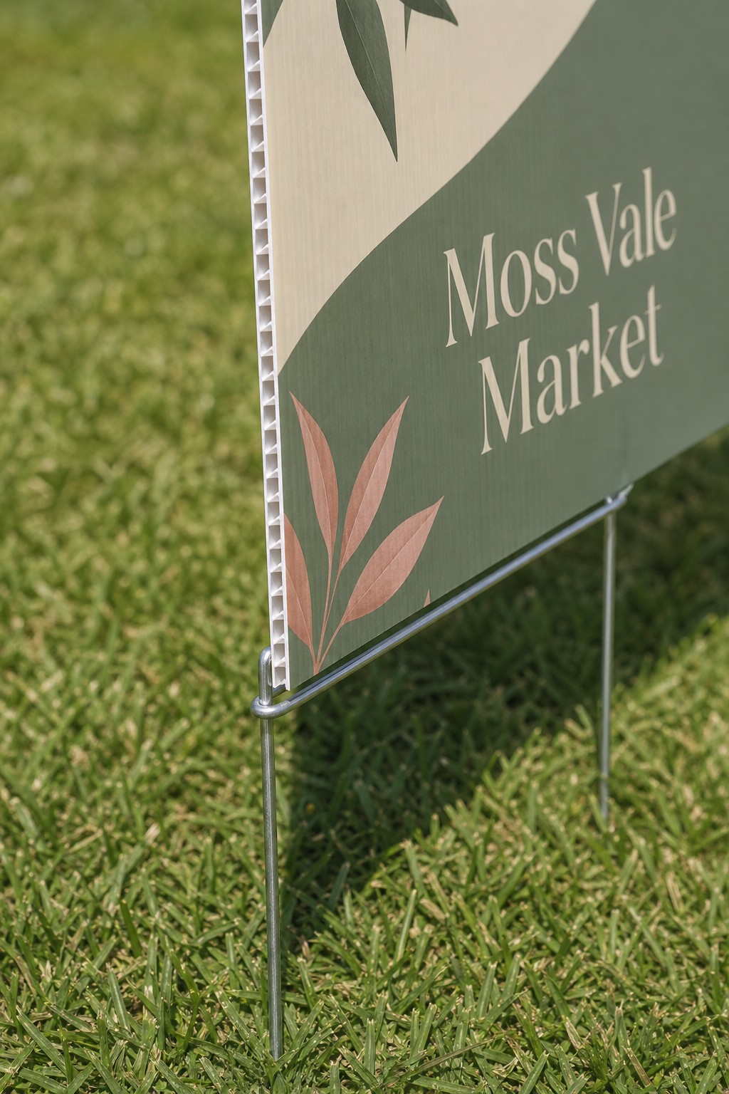 Corflute sign on an H-stake · 5mm corrugated polypropylene · UV-direct print · UV-resistant finish · fluted panel edge close-up